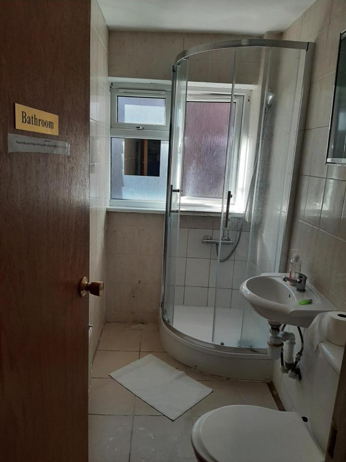 Single Bedrooms With Wifi And Underbed 10 Лондон Екстериор снимка